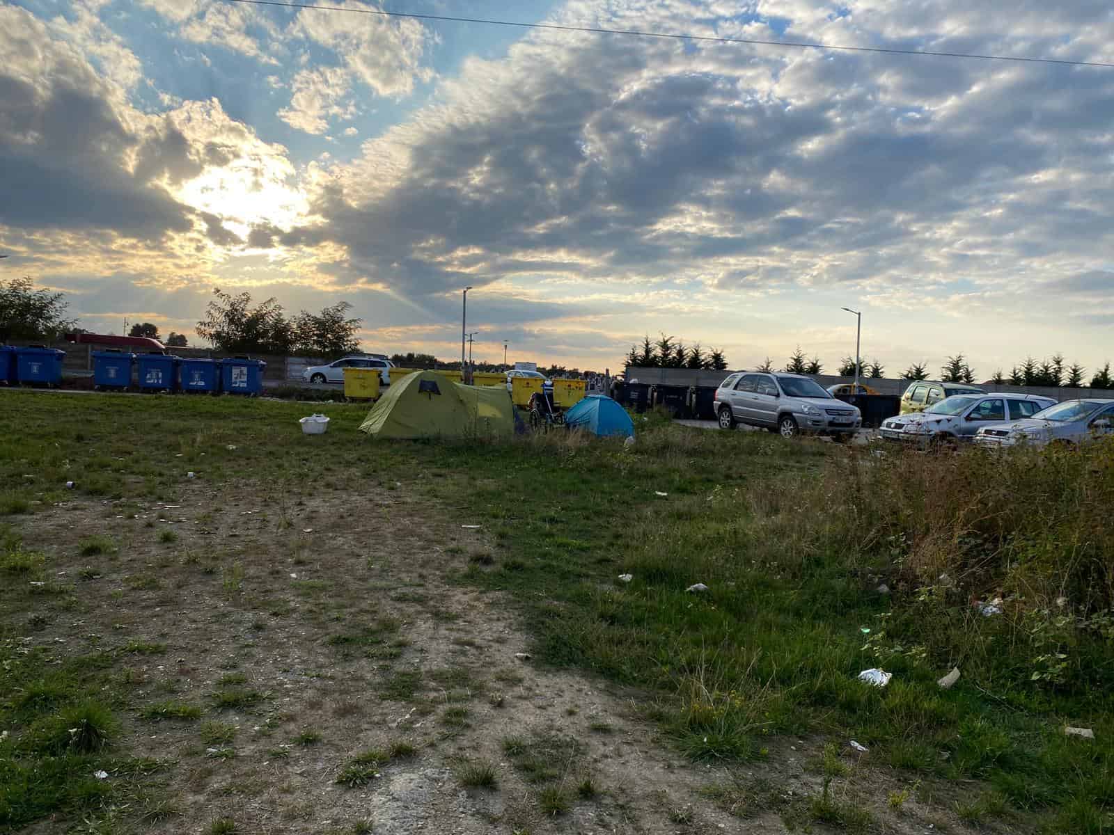 FOTO: Camping în cartierul Arhitecților - Mai mulți romi au instalat corturile lângă un parc și fac mizerie