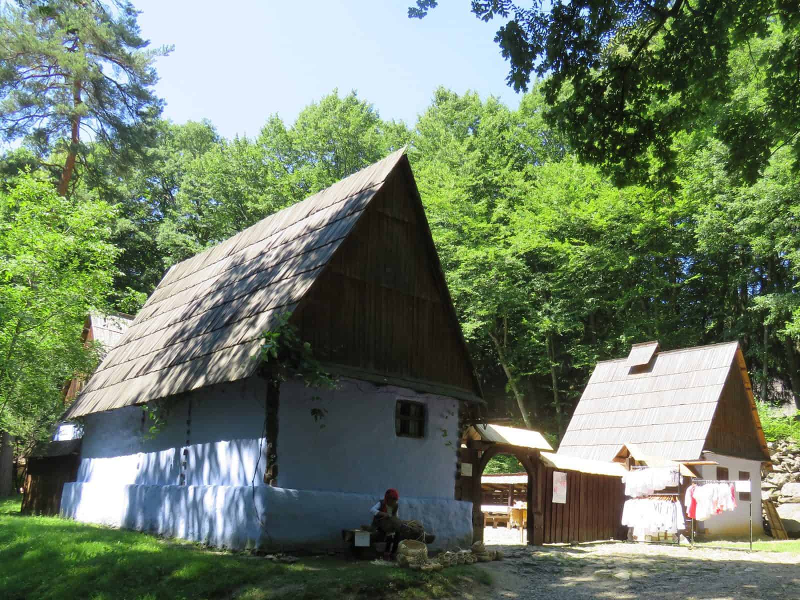 Atelier de modelare a colacilor şi târg de toamnă la Muzeul în Aer liber