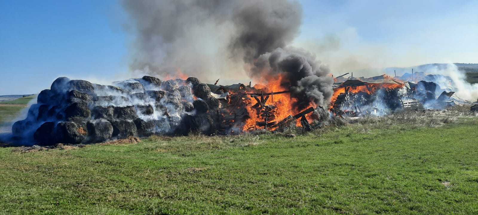 Incendiu puternic în Marpod - Pompierii se chinuie de ore întregi să stingă focul