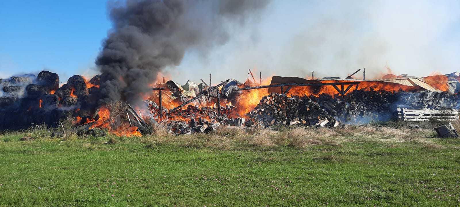 incendiu puternic în marpod - pompierii se chinuie de ore întregi să stingă focul