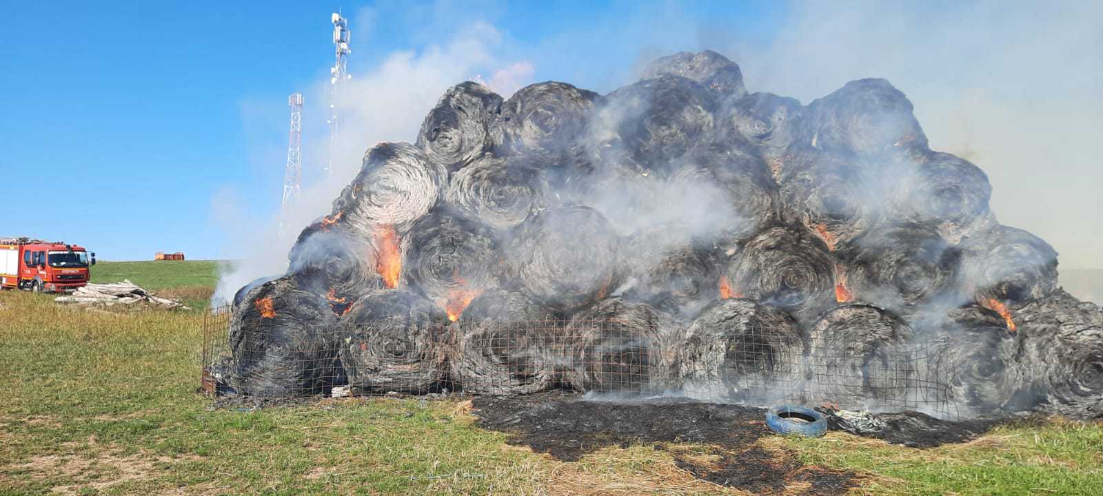 Incendiu puternic în Marpod - Pompierii se chinuie de ore întregi să stingă focul