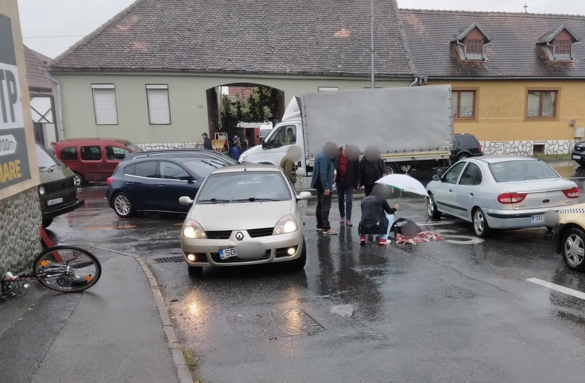 FOTO: Accident pe Calea Turnișorului - Biciclist lovit de o mașină