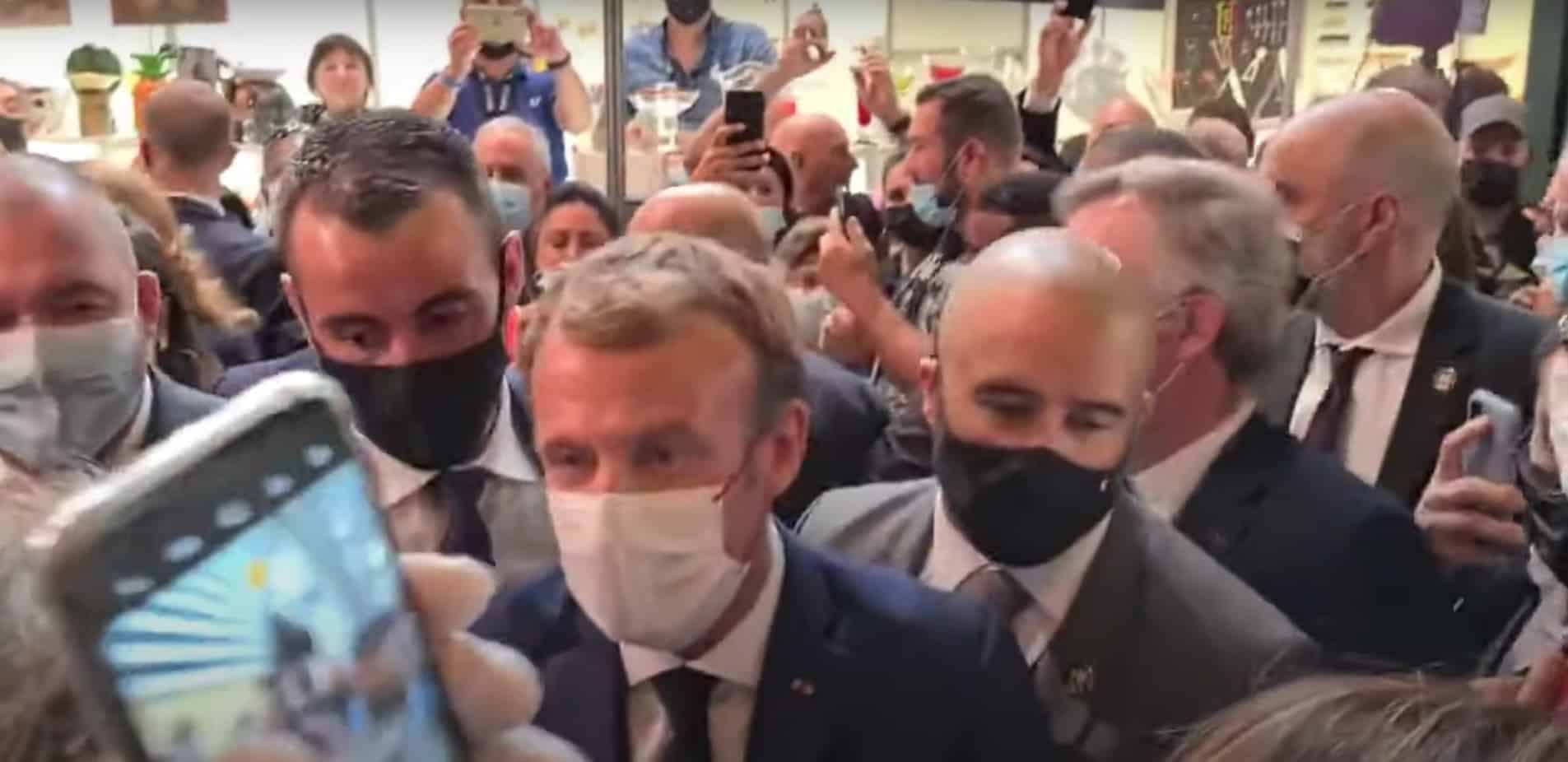 video - emmanuel macron atacat cu un ou de un protestatar