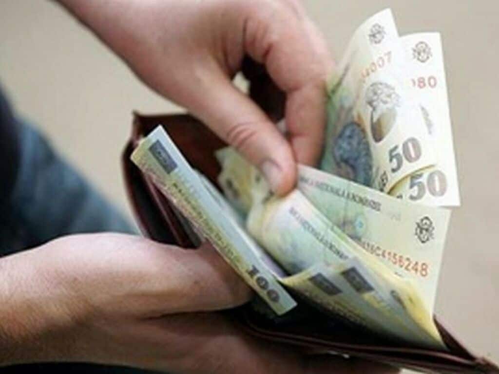 salariul minim pe economie creşte cu zece la sută de la 1 octombrie