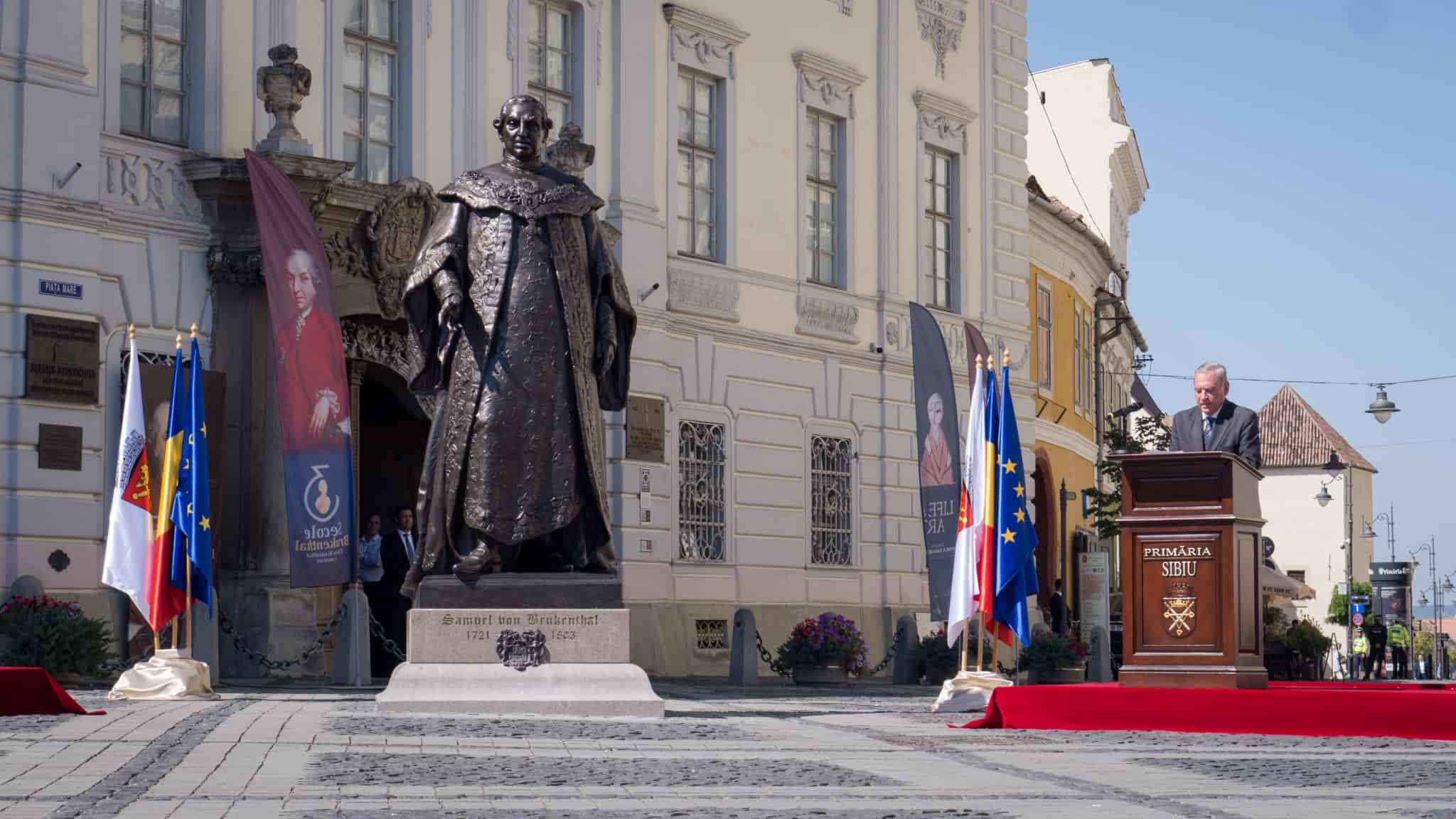 protest de amploare la sibiu - se cere retragerea statuii baronului brukenthal din piața mare