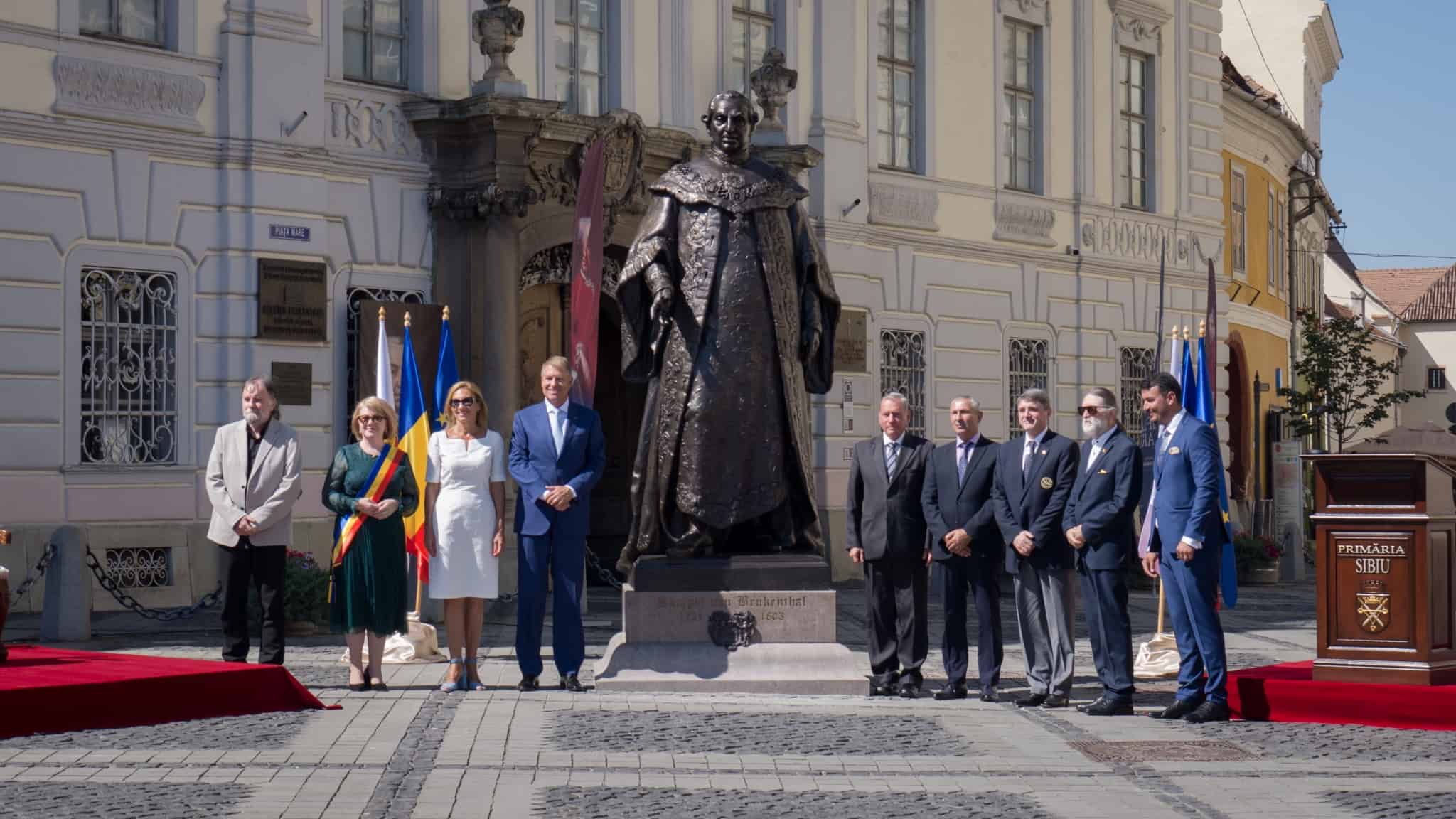 foto: dezvelirea statuii baronului brukenthal - iohannis: „vă felicit pentru realizarea acestui proiect”