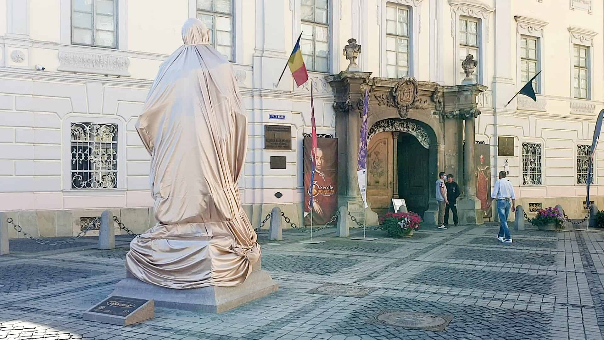 statuia baronului brukenthal a ajuns în piața mare - președintele iohannis, așteptat la dezvelire