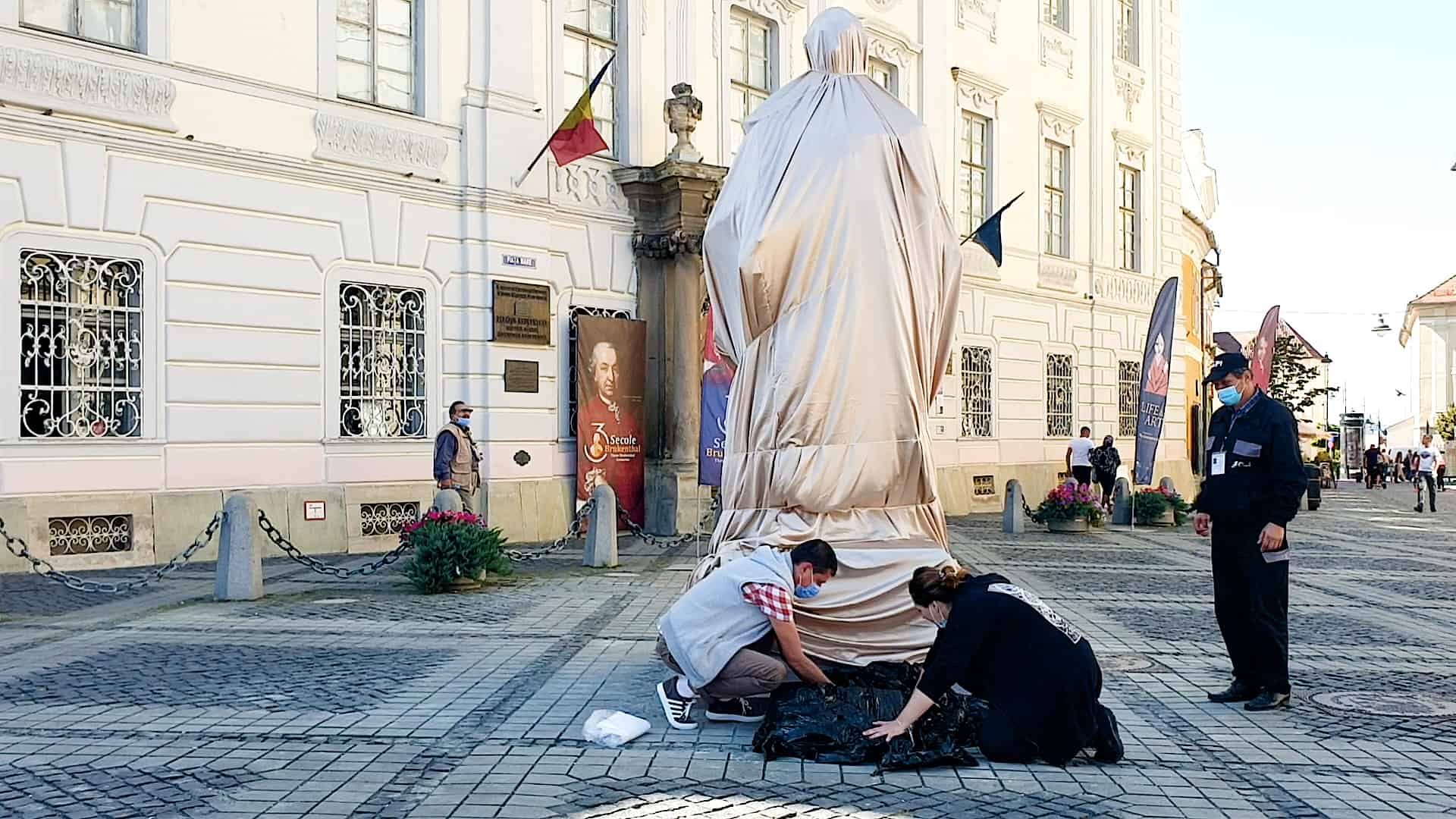 statuia baronului brukenthal a ajuns în piața mare - președintele iohannis, așteptat la dezvelire