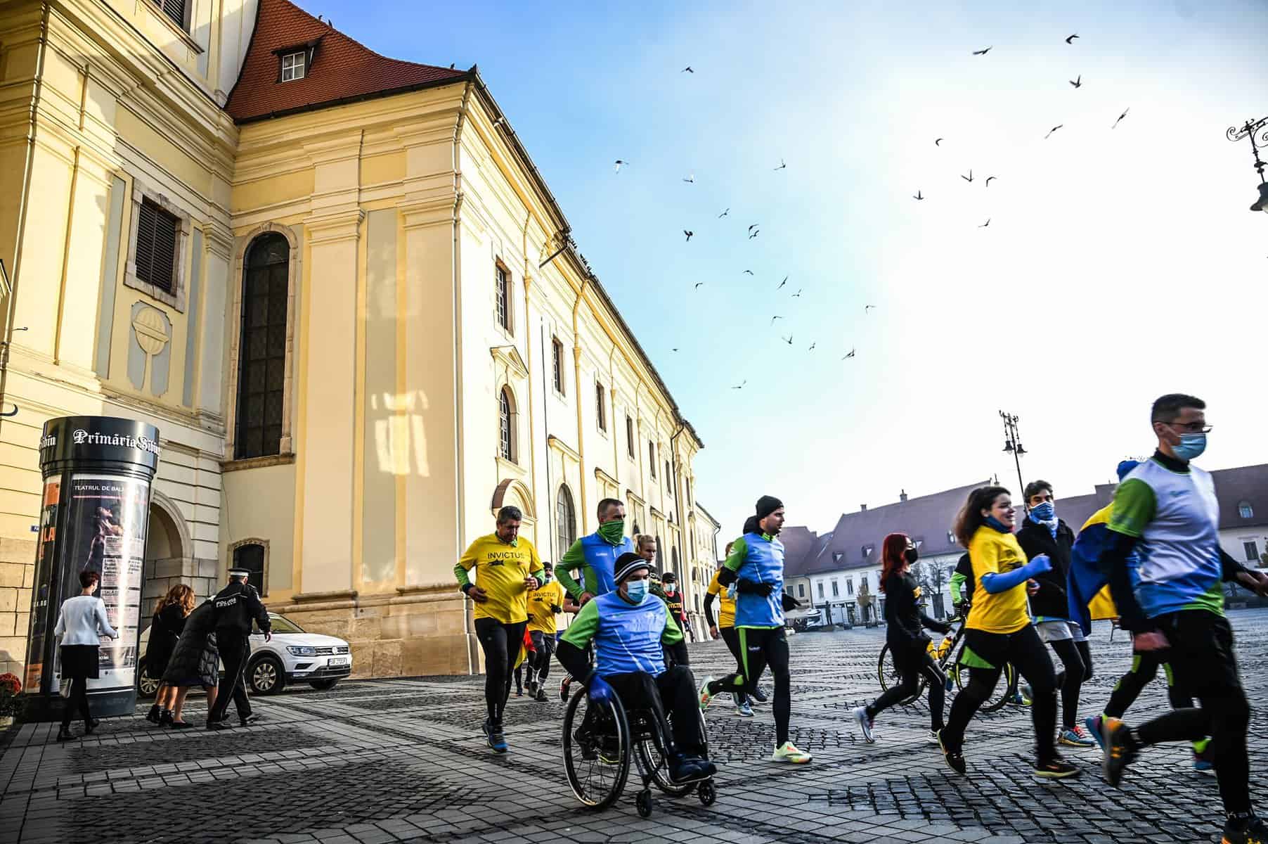 FOTO Ştafeta Invictus a ajuns la Sibiu - O veterană de 101 ani, a primit o diplomă de la primarul Astrid Fodor