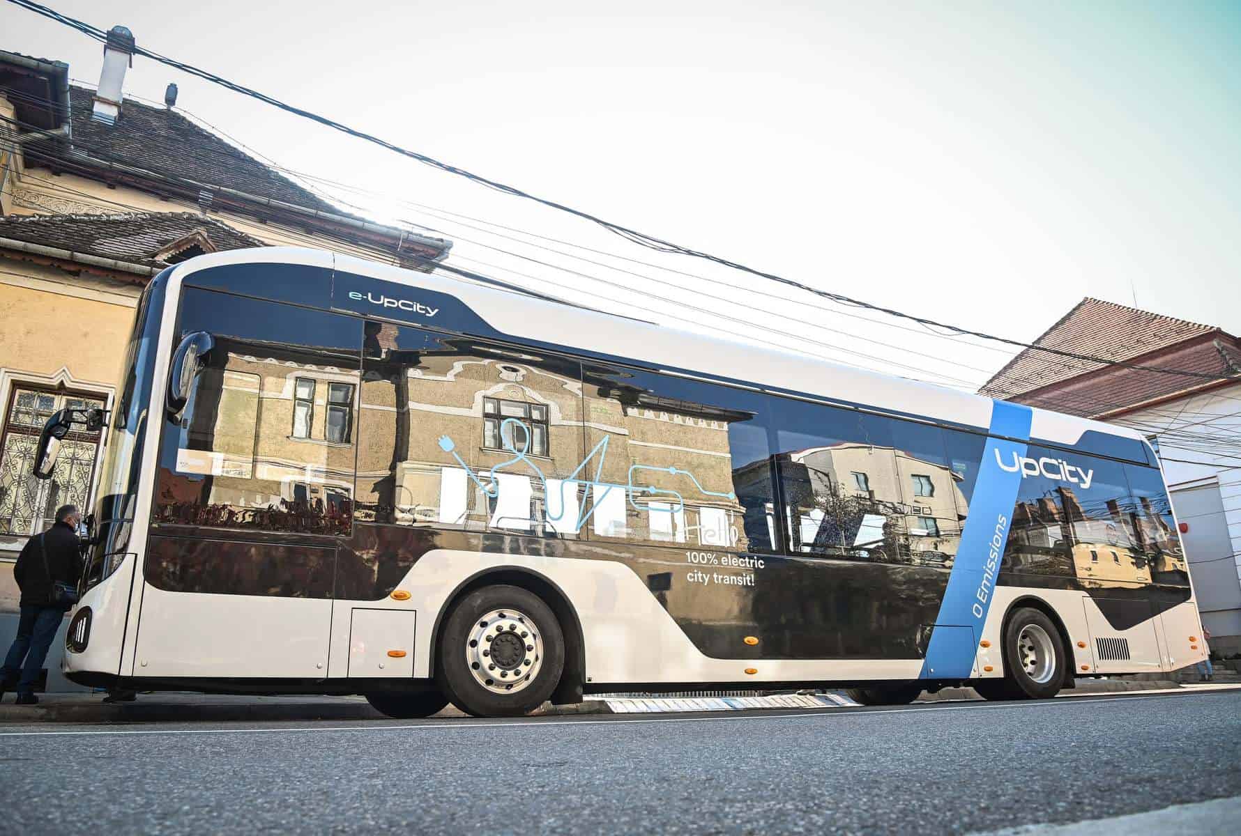 FOTO Autobuz electric, produs în România, în teste la Sibiu - Elevii, primii care s-au plimbat cu el