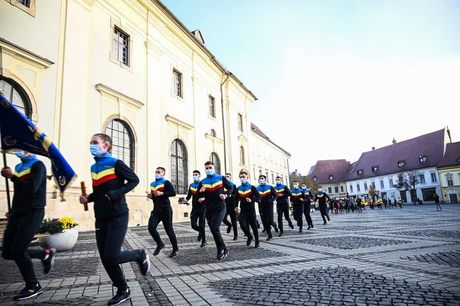 FOTO Ştafeta Invictus a ajuns la Sibiu - O veterană de 101 ani, a primit o diplomă de la primarul Astrid Fodor