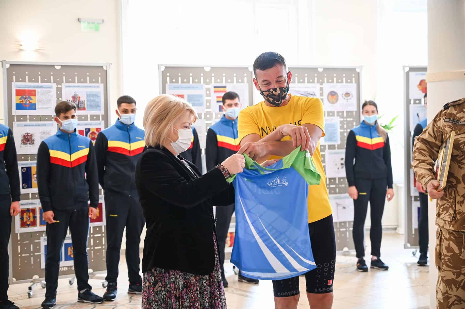 FOTO Ştafeta Invictus a ajuns la Sibiu - O veterană de 101 ani, a primit o diplomă de la primarul Astrid Fodor