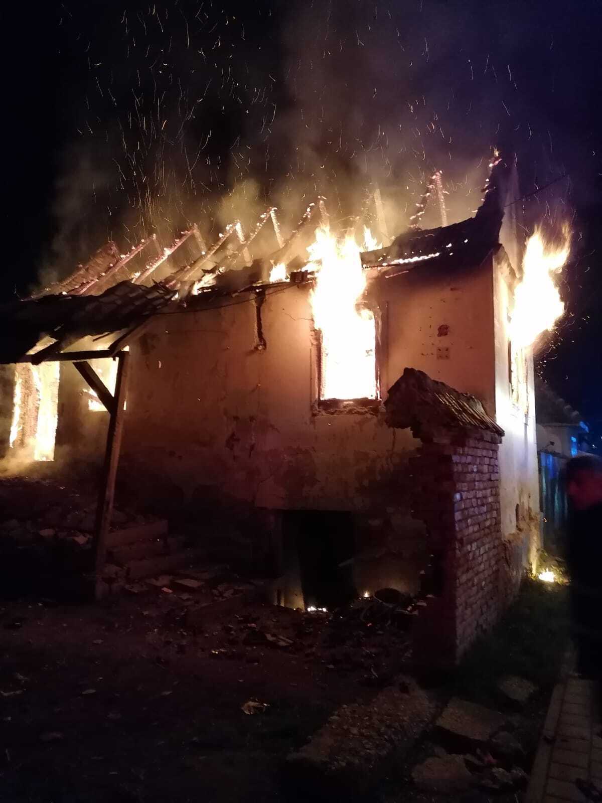 două incendii in miez de noapte - locuințe în flăcări la mediaş şi nocrich