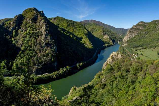 foto video - imagini superbe cu defileul oltului - drumul care leagă sibiul de vâlcea, filmat dintr-o dronă