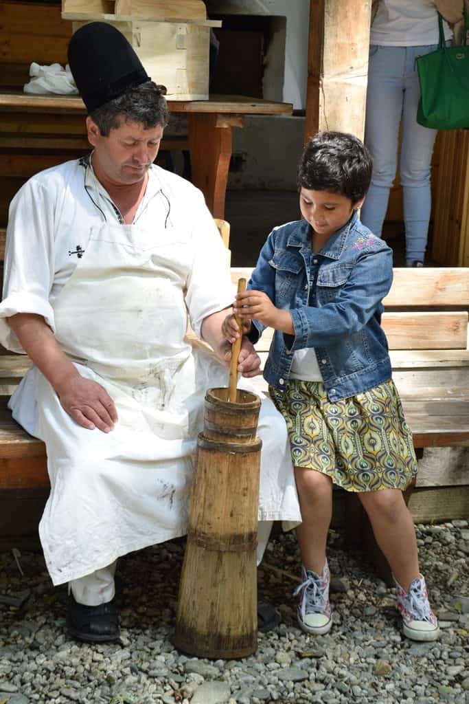 atelier gastronomic de preparare a untului prin batere în bădău