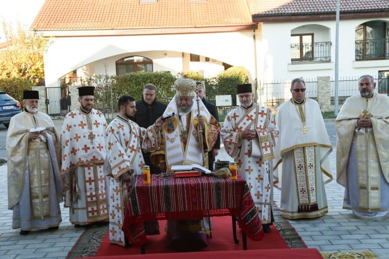 biserica „sfinţii împăraţi constantin şi elena” şi „acoperământul maicii domnului” din şelimbăr a fost sfinţită