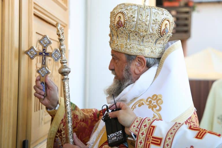 biserica „sfinţii împăraţi constantin şi elena” şi „acoperământul maicii domnului” din şelimbăr a fost sfinţită