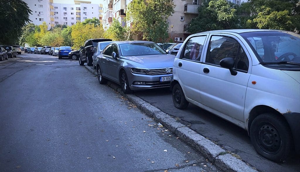 lege adoptată tacit de senat - amenzi mari pentru şoferii care parchează neregulamentar pe trotuar