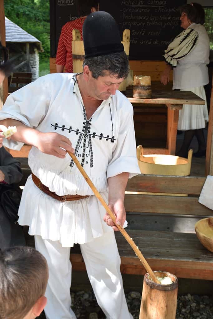 atelier gastronomic de preparare a untului prin batere în bădău