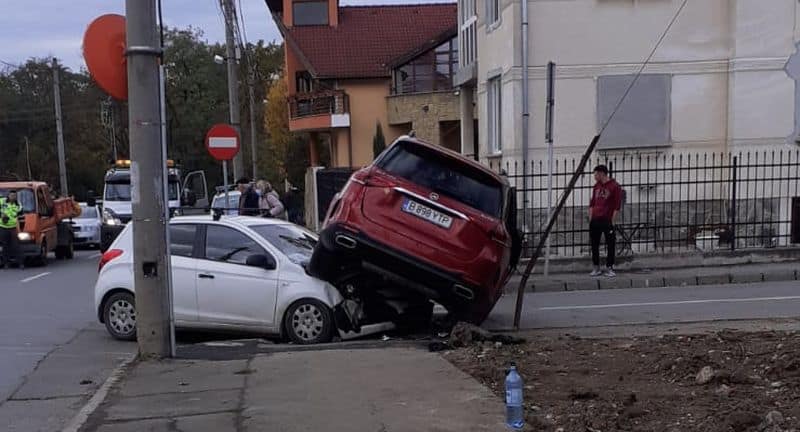 FOTO Accident spectaculos pe Argeșului. O fetiță de nouă ani rănită