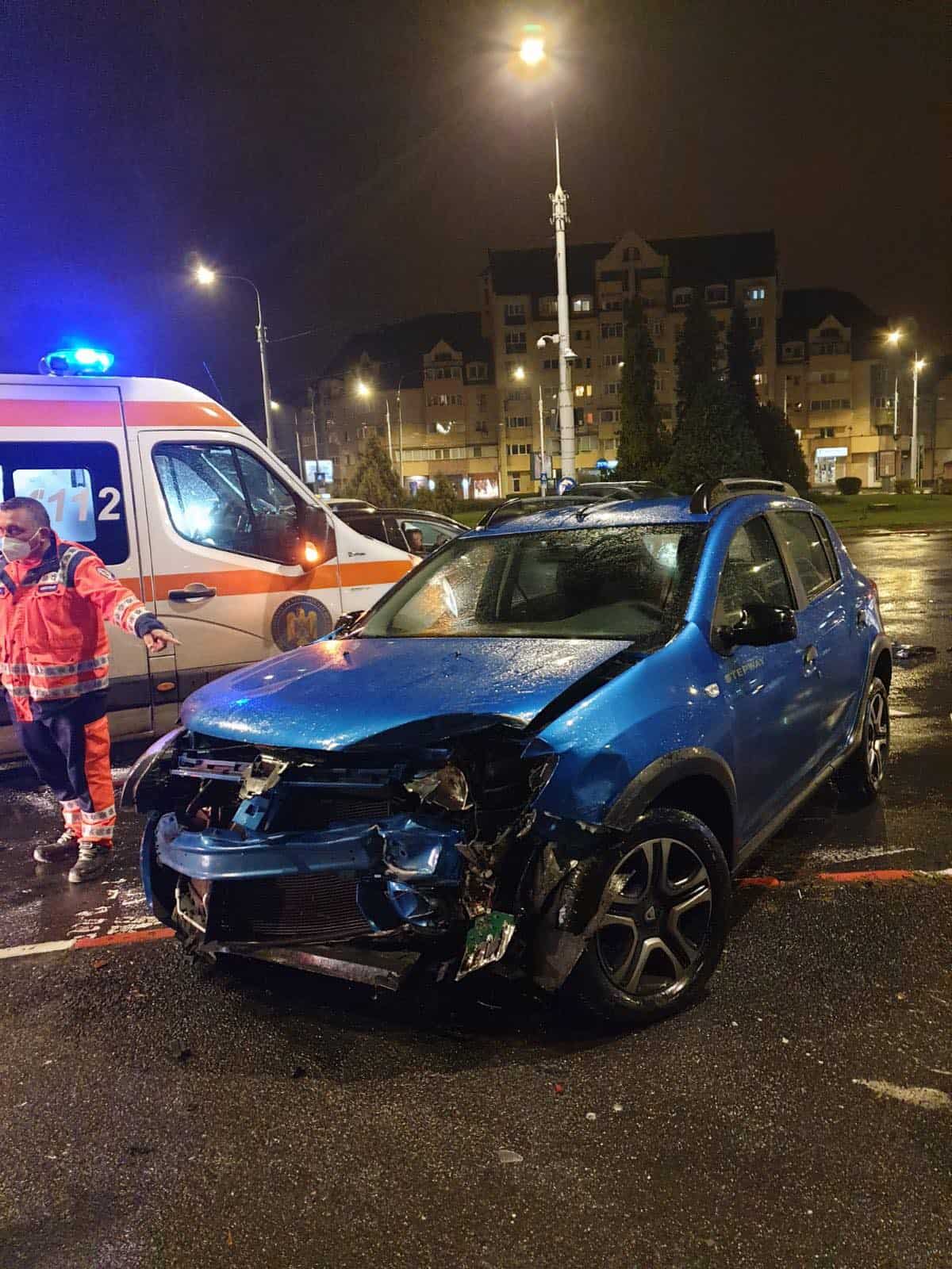 foto - accident în giratoriul de pe coposu - o femeie rănită și dusă la spital