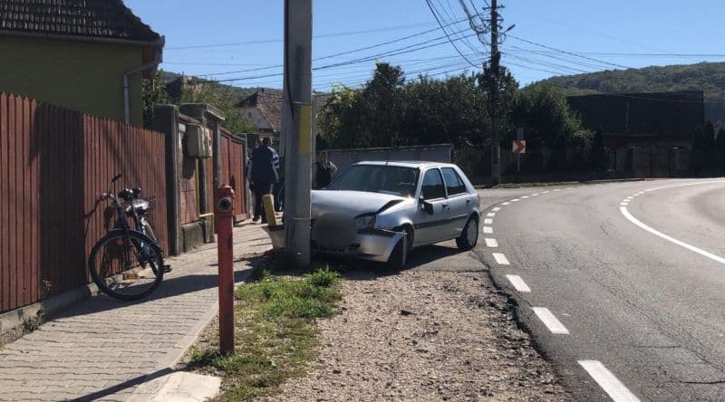 un bărbat de 72 de ani a intrat cu mașina într-un stâlp la blăjel