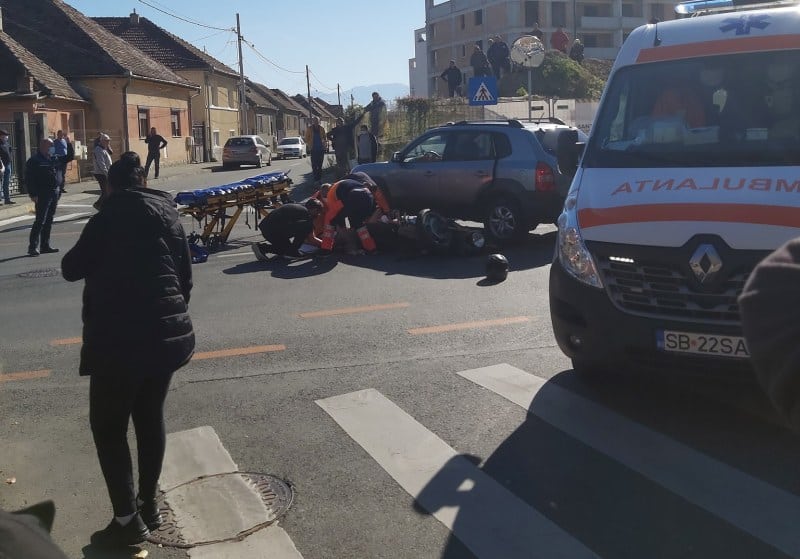 motociclist rănit după ce a fost lovit de o mașină pe calea gușteriței