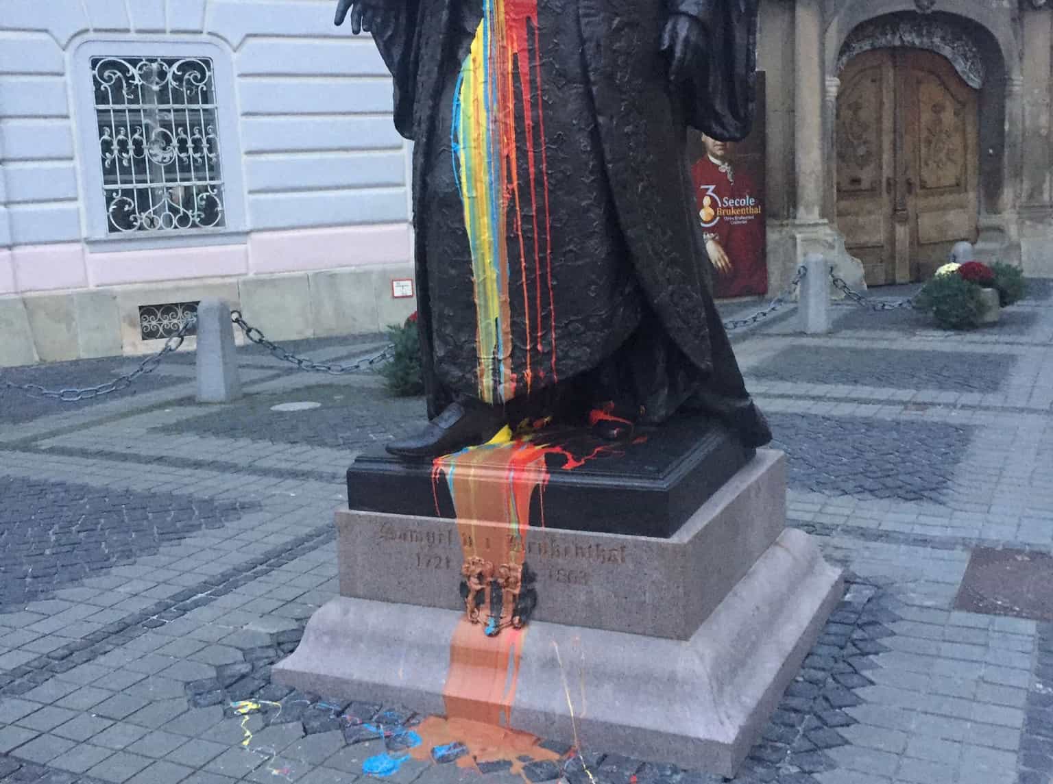 poliția l-a prins pe bărbatul care a vandalizat statuia lui brukenthal - a fost amendat cu 500 lei