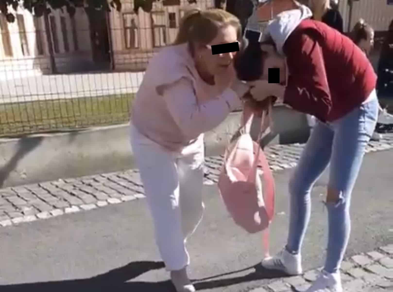 video: imagini teribile la liceul din săliște - copilă păruită de mama unei colege - „te trag după mașină”