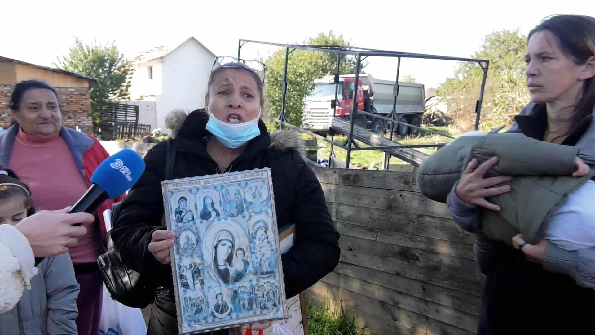 video zeci de familii aruncate în stradă - barăcile de lângă lacul lui binder, demolate de primărie - „ne dărâmă casele!”