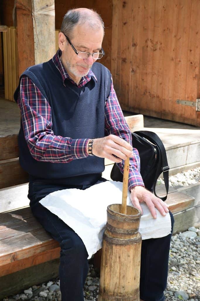 atelier gastronomic de preparare a untului prin batere în bădău