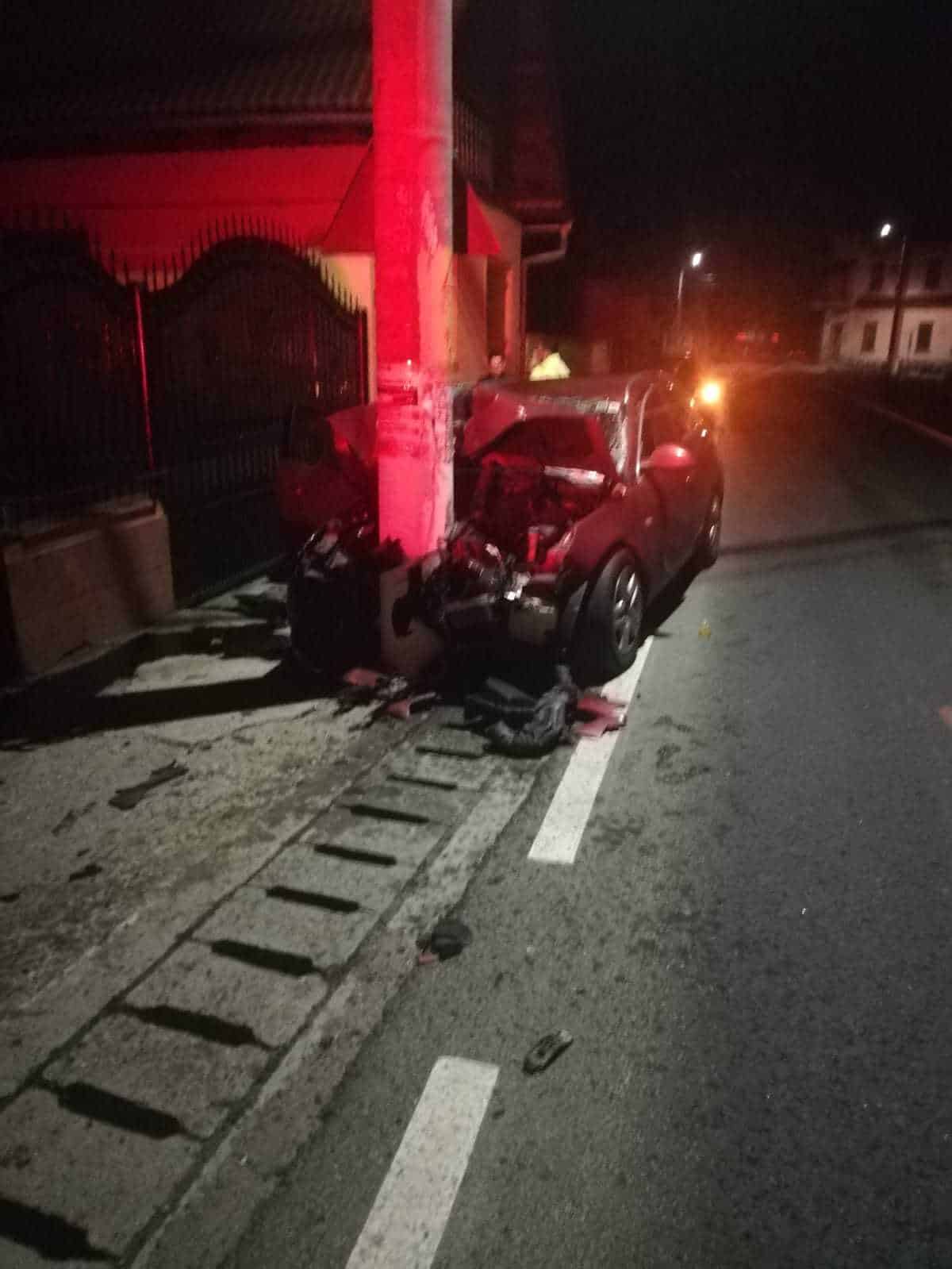 Accident violent pe DN1 la Arpașu de Jos - Șofer mort după ce a lovit un stâlp