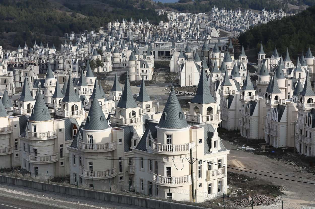 FOTO: Oraș-fantomă lăsat în paragină - Care este cauza abandonării metropolei de 200 de milioane de dolari