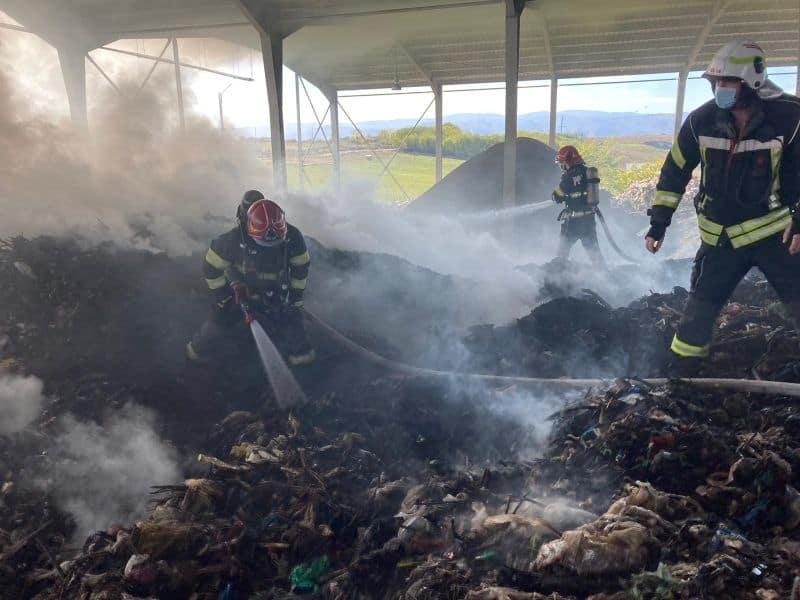 duminică ”de foc” pentru pompierii sibieni - incendii la rusciori și în cimitirul din sibiu