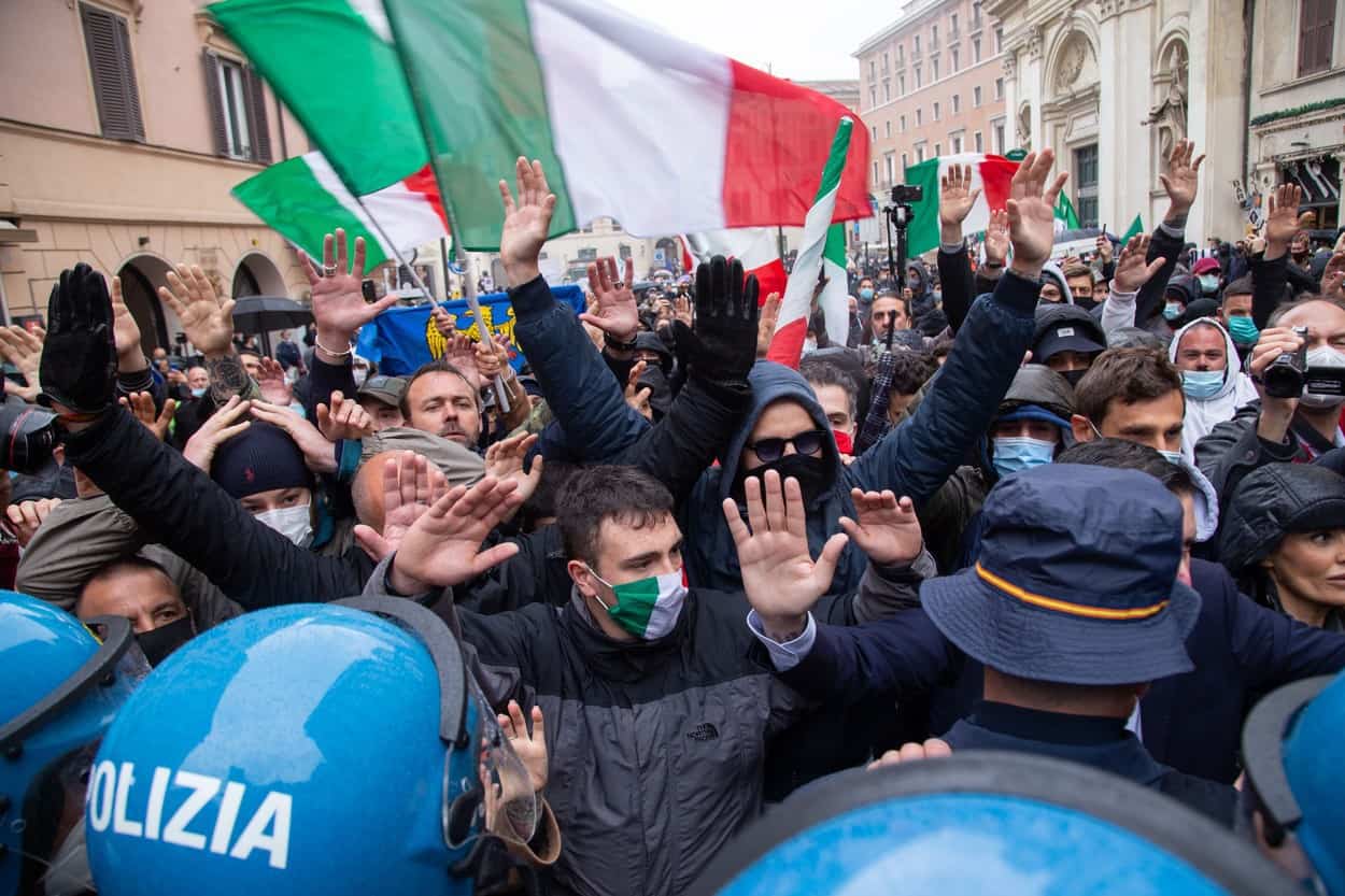 autoritățile italiene au intervenit cu gaze lacrimogene și tunuri de apă pentru a dispersa mii de protestatari în roma