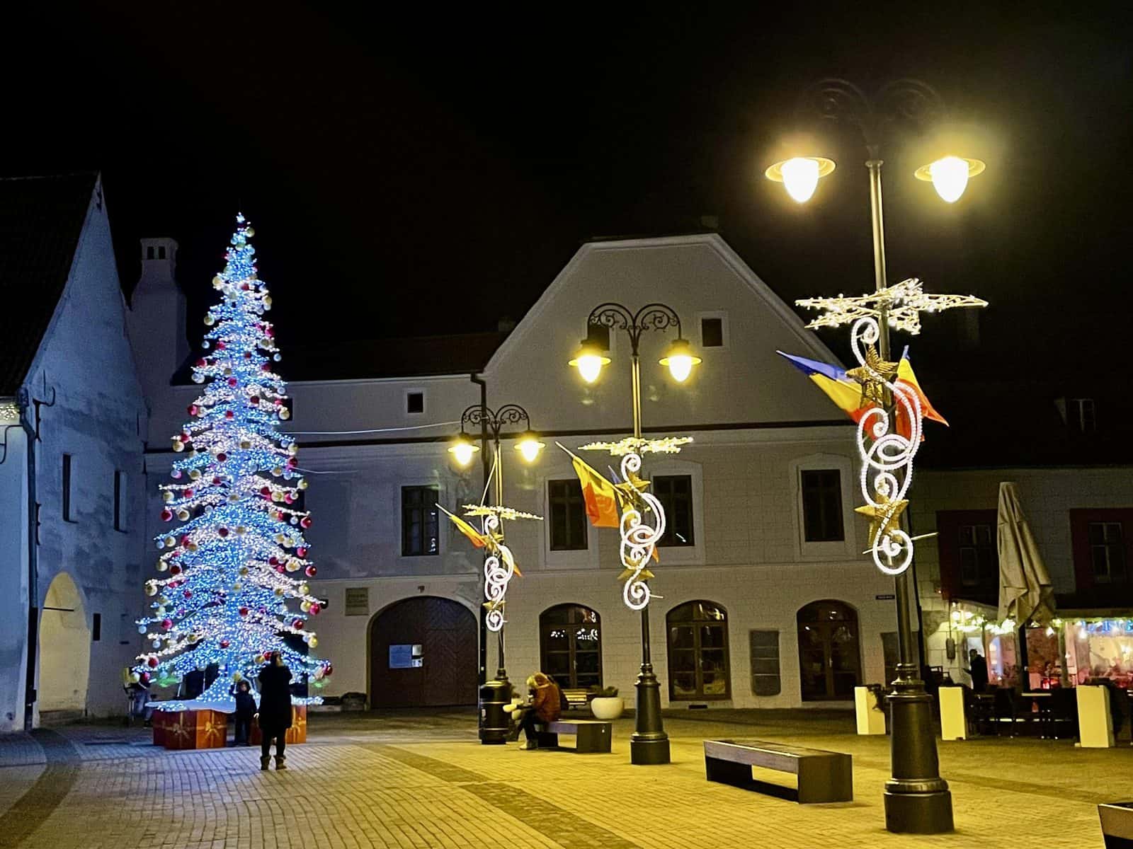 live video: s-au aprins luminile de sărbătoare în centrul sibiului - a început și târgul de crăciun