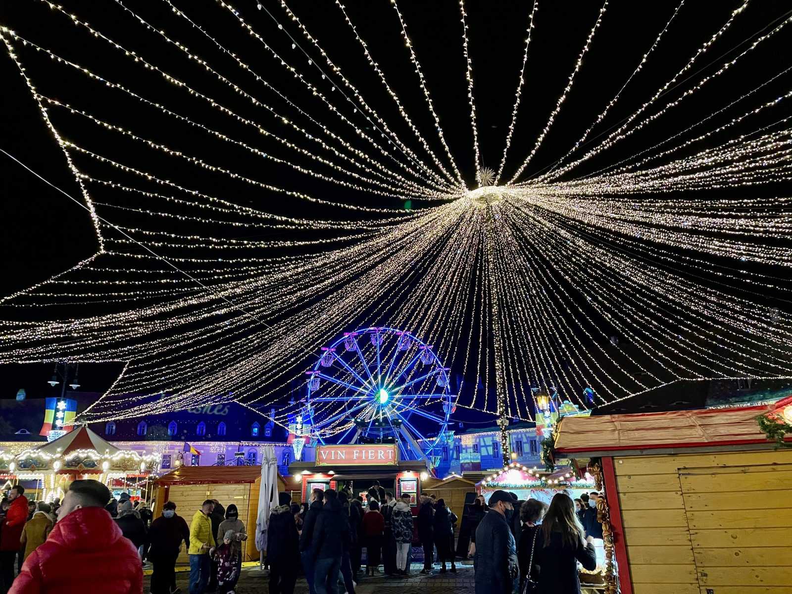 live video: s-au aprins luminile de sărbătoare în centrul sibiului - a început și târgul de crăciun