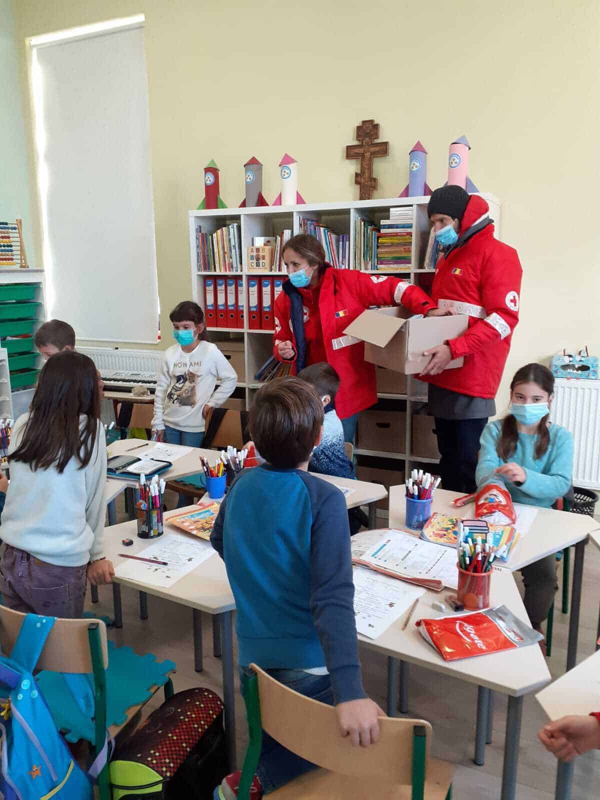 FOTO Aproape 4.000 de elevi sibieni au primit periuţe şi pastă de dinţi de la Crucea Roşie