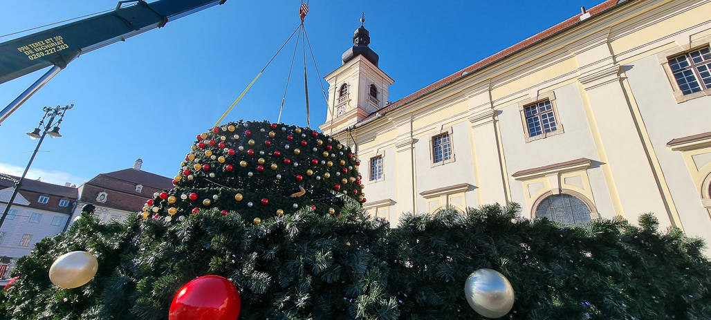 video: pregătiri pentru sărbători în centrul sibiului - a fost montat bradul de crăciun din piața mare