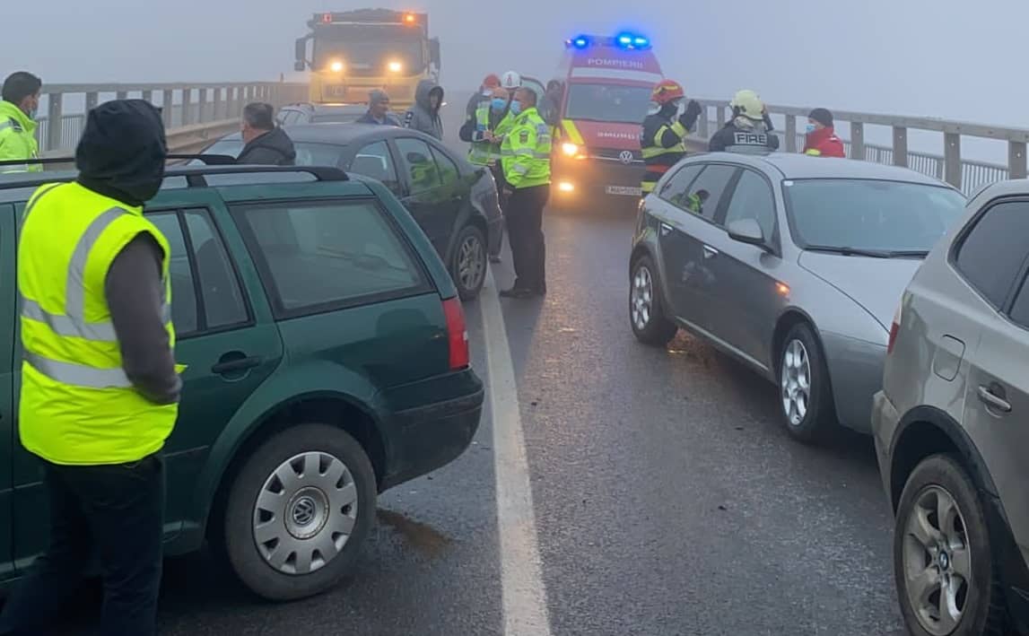 foto carambol pe dn15 - peste douăzeci de mașini avariate