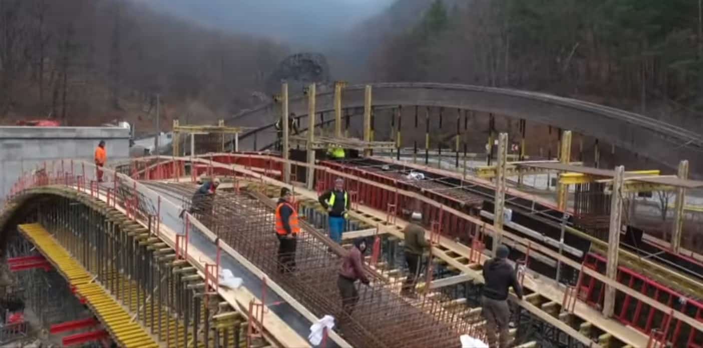 video se construiește primul pod în formă de arc din românia. cum arată construcția