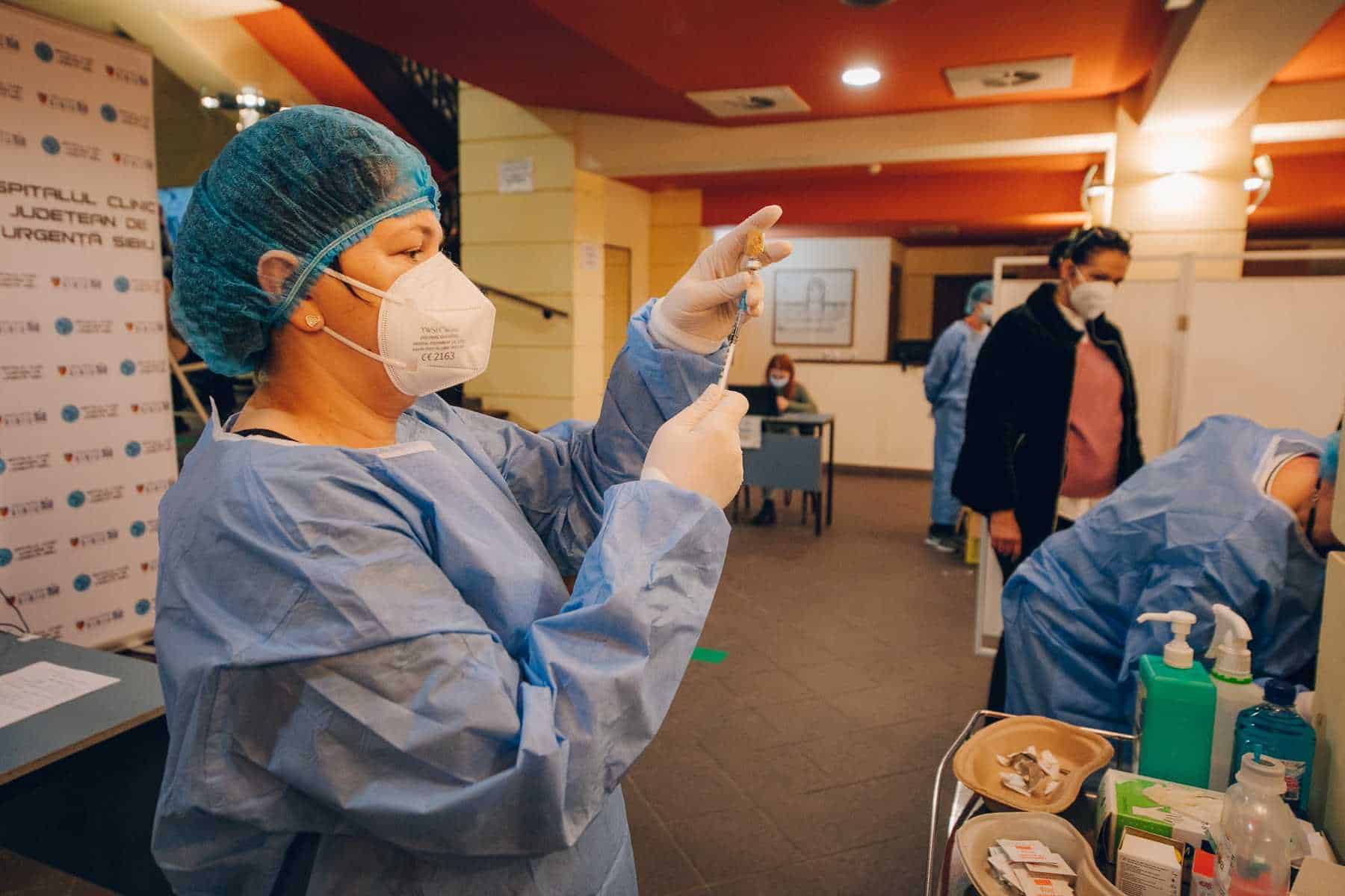 foto - peste 300 de sibieni vaccinaţi în weekend la sala thalia