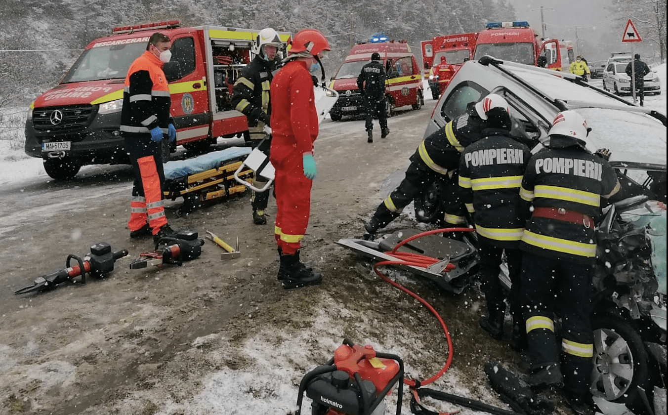 accidentul dintre rășinari și păltiniș - șoferul mașinii a intrat pe contrasens și s-a izbit de un autobuz tursib