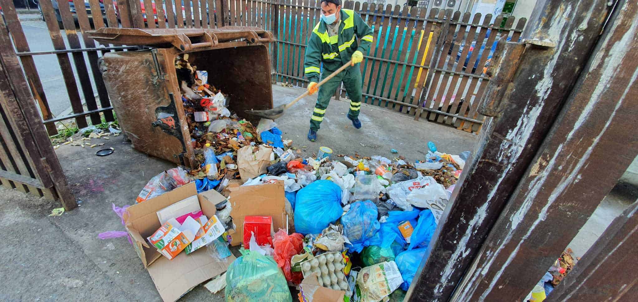 Experiment printre blocuri la Sibiu: Aproape 50% din gunoaiele aruncate de sibieni ar putea fi reciclate