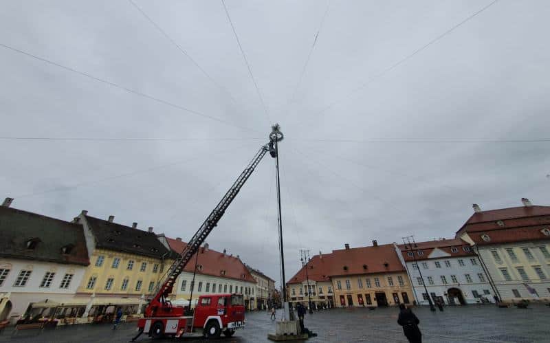 video “miroase” a sărbători de iarnă la sibiu - se montează iluminatul festiv în oraș