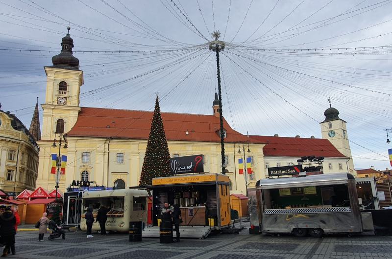 reportaj din târgul de crăciun - centrul sibiului transformat într-un tărâm feeric - ”am venit special pentru târg. rămânem și la luminițe”