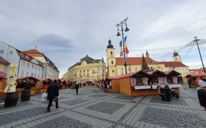 reportaj din târgul de crăciun - centrul sibiului transformat într-un tărâm feeric - ”am venit special pentru târg. rămânem și la luminițe”