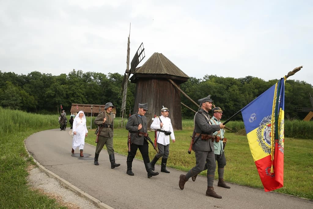 FOTO Mâncăruri de la Marea Unire şi ateliere de confecţionat jucării, de Ziua Naţională la Muzeul ASTRA