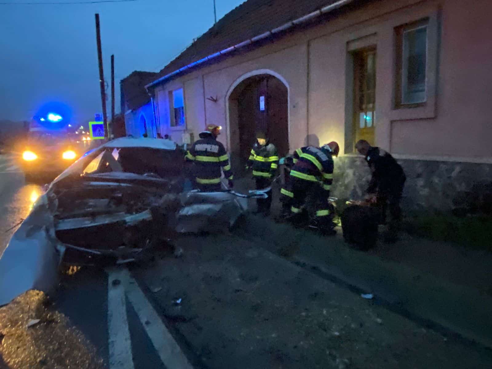 update foto: bărbat mort la axente sever - mașina în care se afla a fost lovită de un camion