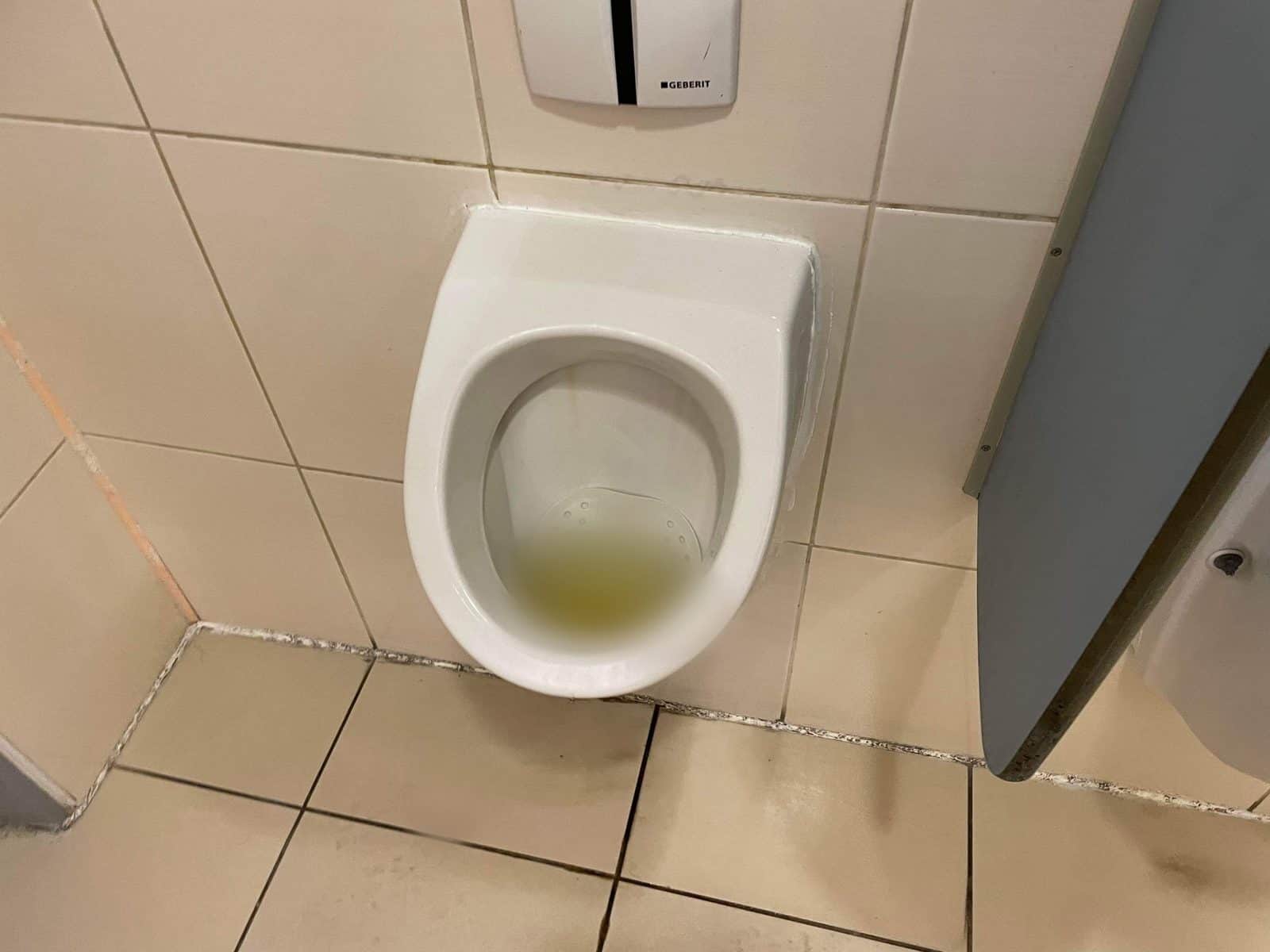 foto: toalete infecte la aeroportul din sibiu - pisoare înfundate și vase inutilizabile - „noaptea nu se face curățenie”